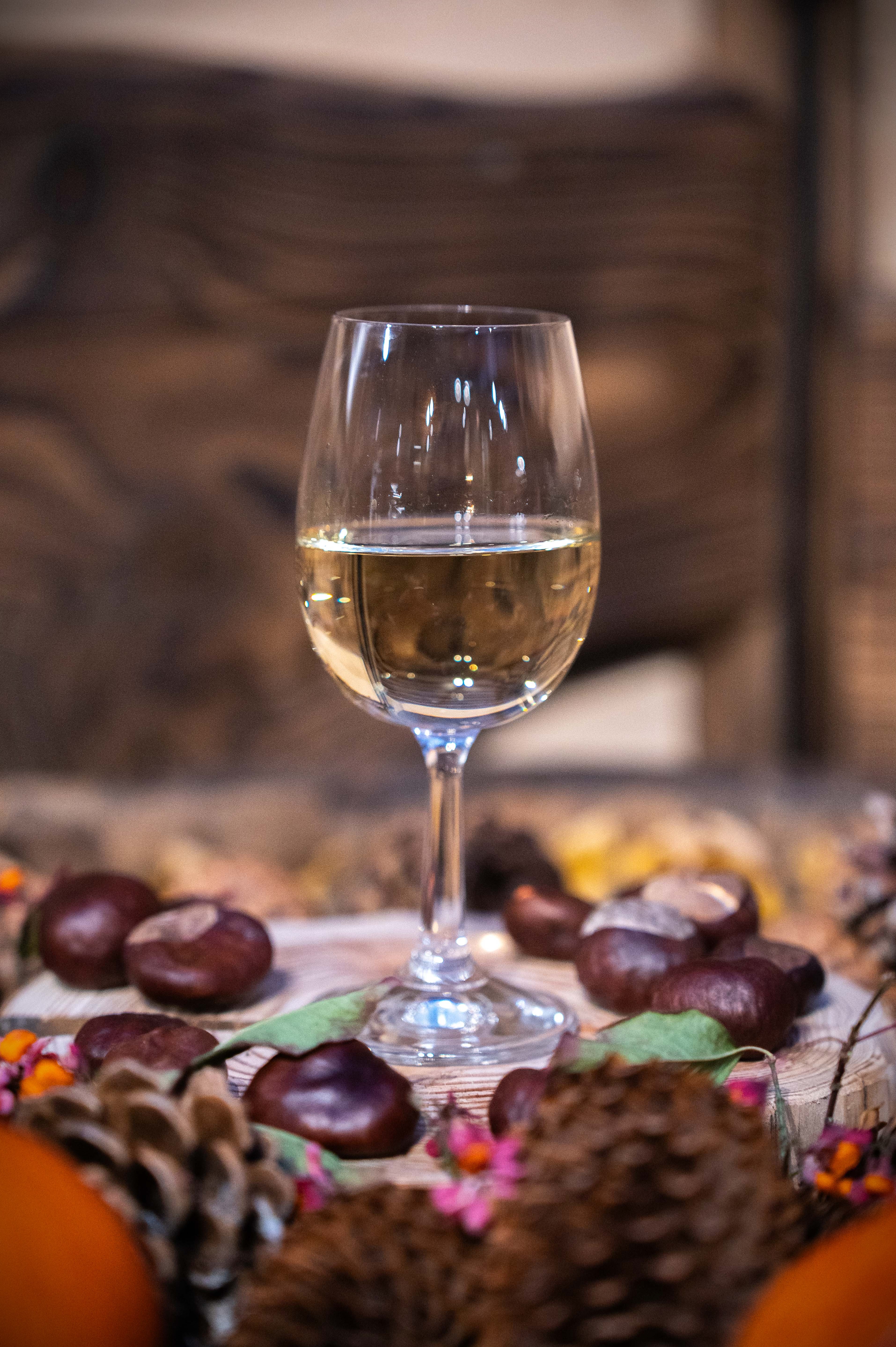 Kieliszek białego wina.